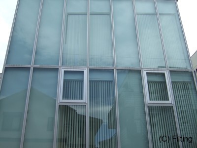 他の合わせガラスと色調を合わせたフィルムで対応いたしました。