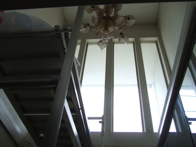 玄関吹き抜け部に目隠しフィルム施工前