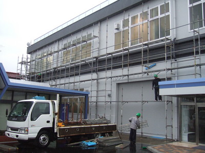 足場設置途中です