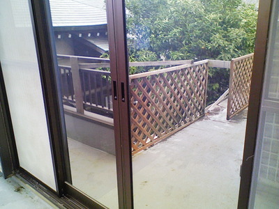 貼り付け完了です。外側より撮影