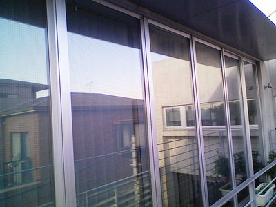 貼り付け完了です。外側より撮影