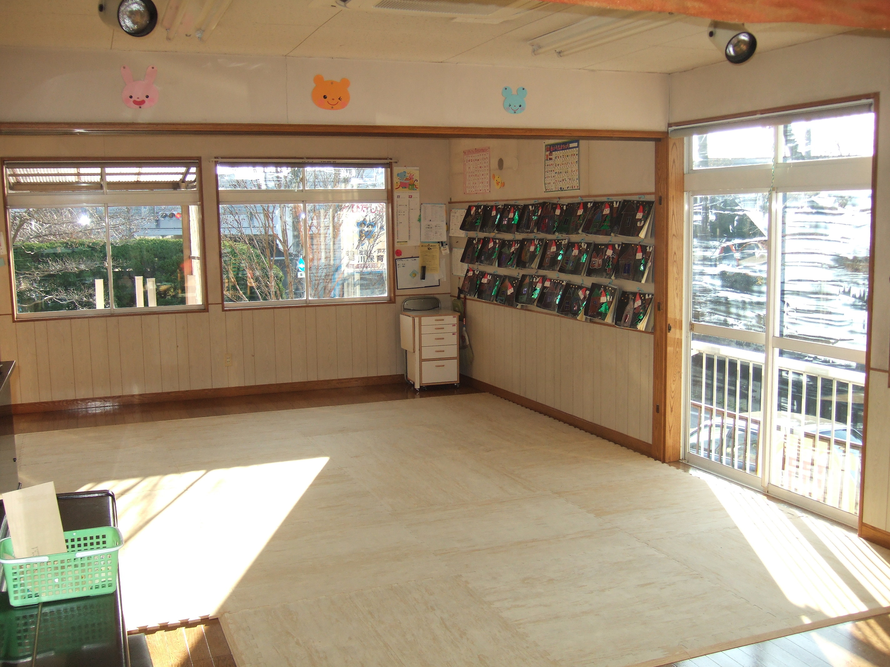 保育園に飛散防止フィルム貼りつけ