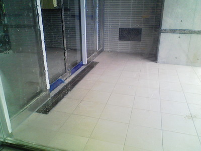 飛散防止フィルム貼り付け途中