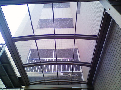 アクリル板に目隠しフィルム施工前です