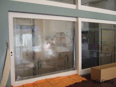 飛散防止フィルムの【SH2CLAR】施工途中です