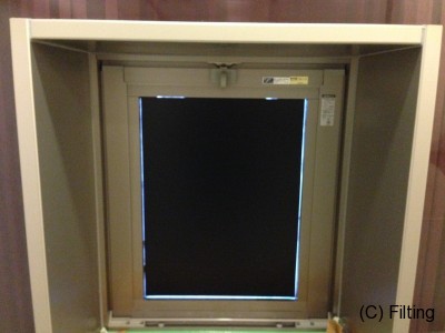 遮光用の黒いフィルムを施工