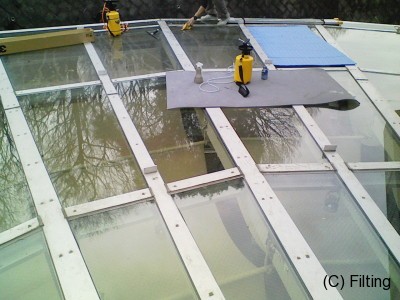 トップライトに飛散防止フィルム外貼り施工です。