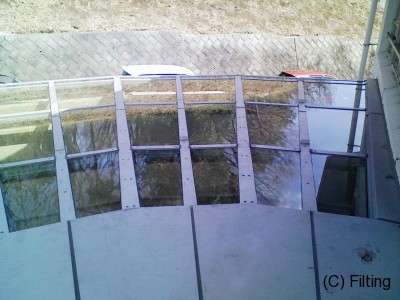 トップライトのガラスに、飛散防止フィルムを外貼り施工です。