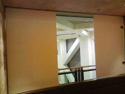 目隠しフィルム施工途中