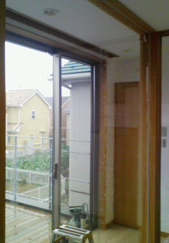 飛散防止フィルム施工途中