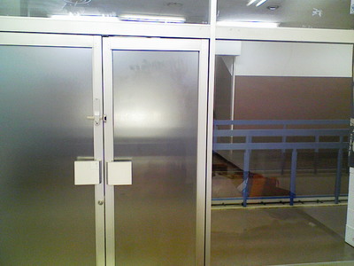 目隠しフィルム貼りつけ比較です。