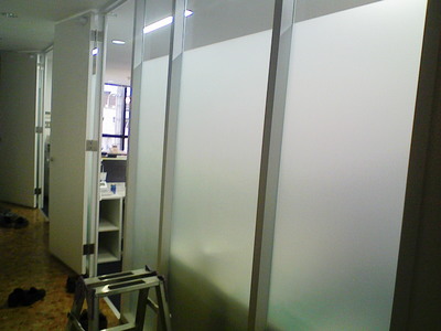 目隠しフィルムレベル貼り