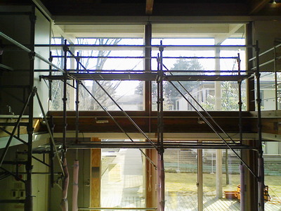 足場作業により飛散防止フィルム施工