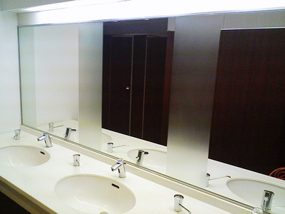 鏡に装飾フィルムで、間仕切り