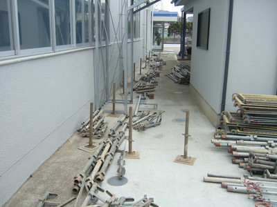 足場設置途中です