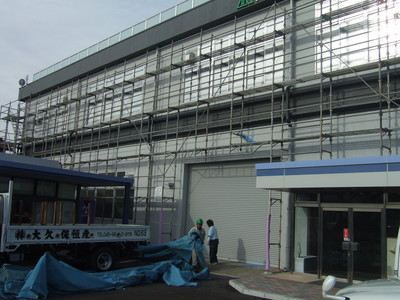 足場解体途中です