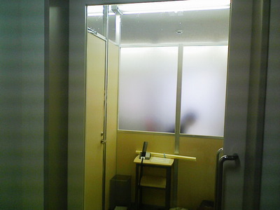 目隠しフィルム貼り付け前です。